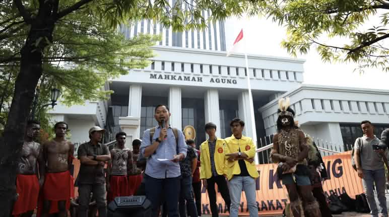 Menschen protestieren vor dem Obersten Gerichtshof, Jakarta