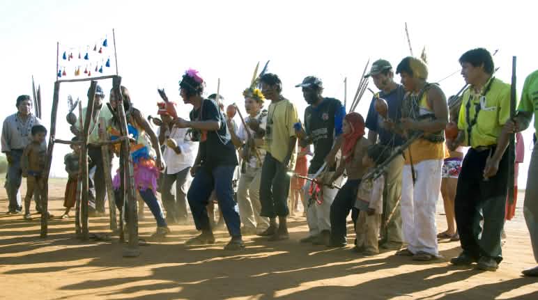 Guarani führen traditionellen Tanz auf, Brasilien. © Fiona Watson/Survival