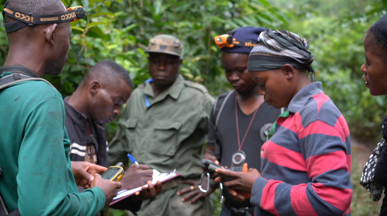 Felicia Kyne patrouilliert mit anderen Eco-Guards. Sie dokumentieren Spuren seltener Tiere und illegale Aktivitäten, zum Beispiel von Wilderern oder Goldsuchern. Weibliche Eco-Guards bewachen den Grebo-Krahn Nationalpark in Liberia