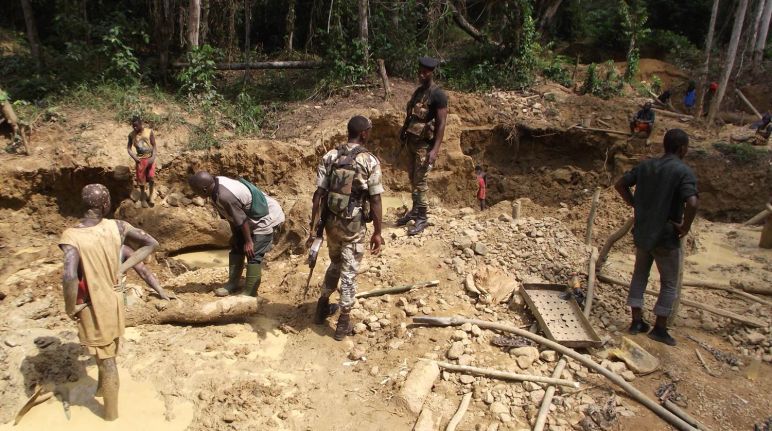 Goldabbau im Regenwald Illegale Goldsucher im Regenwald von Liberia