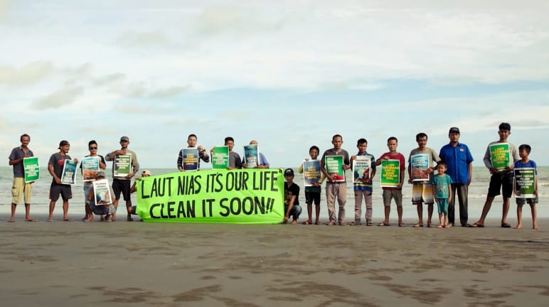 Demo an einem Strand auf der Insel Nias in Indonesien