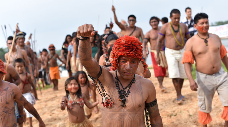 Indigene Mundurukú demonstrieren gegen einen Staudamm am Fluss Tapajos