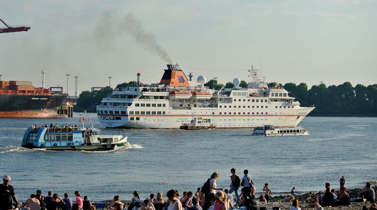 Kreufahrtschiff Hanseatic auf der Elbe in Hamburg