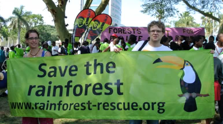 Wir sind aktiv, um die Tropenwälder für kommende Generationen zu bewahren. Hier protestieren unsere Mitarbeiter Guadalupe Rodriguez und Mathias Rittgerott während der CSAP-Konferenz 2015 in Durban gegen Plantagen. Guadalupe Rodriguez und Mathias Rittgerott demonstrieren gegen Plantagen während Konferenz CSAP in Durban, 2015