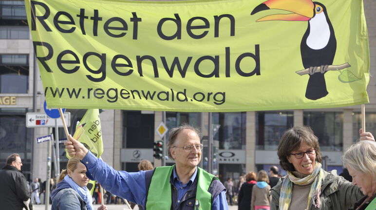 Reinhard Behrend, Gründer von Rettet den Regenwald e.V., ist im Juni gestorben. Menschen auf der ganzen Welt haben Anteil genommen. Reinhard Behrend demonstriert