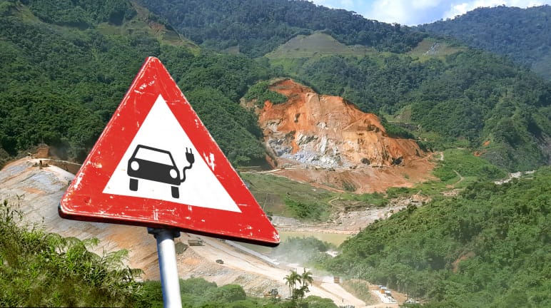 Collage: Verkehrsschild mit einem Elektroauto vor einer Tagebaumine im Regenwald von Ecuador