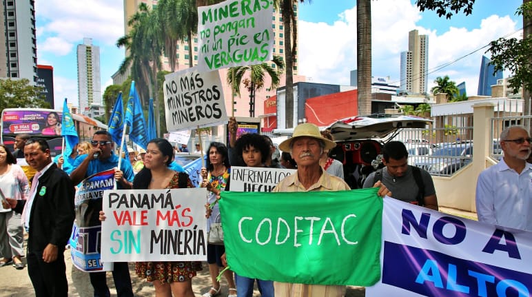 Personen mit handgemalten Plakaten protestieren gegen Bergbau in der Hauptstadt von Panama