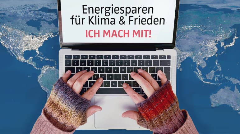 Fotomontage: Zwei Hände mit Wollstulpen über der Tastatur eines Laptops. Auf dem Bildschirm steht zu lesen: Energiesparen für Klima & Frieden. Ich mach mit! Im Hintergrund eine Aufnahme der Erde.