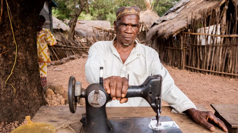 Das alte Dorf Hamdallaye musste der Sangaredi-Bauxit-Mine weichen. Schneider in Hamdallaye, Guinea, Sangaredi-Bauxit-Mine