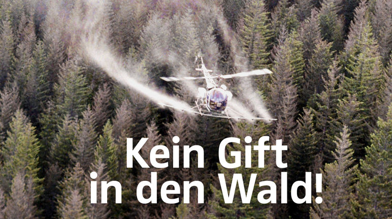 Pestizideinsatz per Hubschrauber Pestizideinsatz per Hubschrauber im Wald + Text "Kein Gift in den Wald"