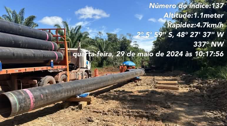 Bauarbeiten an der Bauxit-Pipeline von Hydro im Regenwald von Pará Sattelschlepper mit Pipelinerohrteilen, am Boden bereits abgelegte Rohrteile im Regenwald