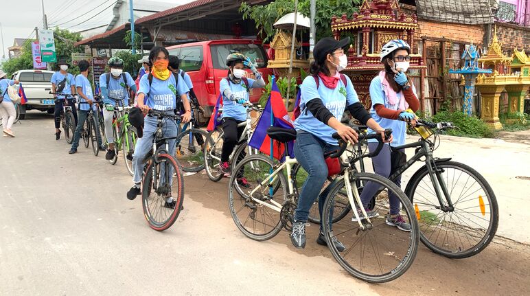 8 junge Aktivisten und Aktivistinnen starten auf einer Straße mit ihren Fahrrädern zur Demo Fa