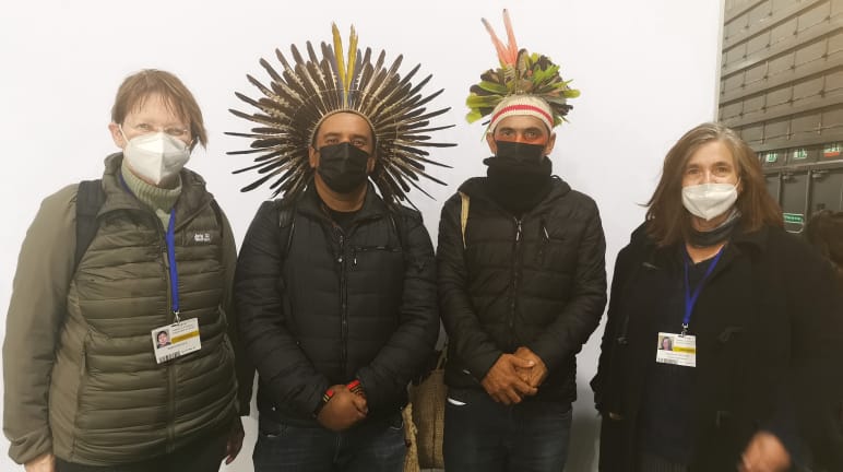 Bettina Behrend (l) und Marianne Klute (r) auf dem Weltklimagipfel B.Behrend und M. Klute mit Indigenen bei COP26
