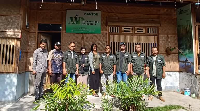 Mitarbeiter des Aceh Wetland Forum und RdR-Biologin vor dem AWF-Büro aus Rattan und Bambus Gruppenfoto des AWF Team vor dem Bürogebäude aus Rattan und Bambus