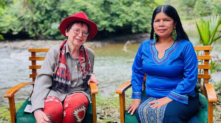 Bettina Behrend im Gespräch mit Patricia Gualinga in Puyo Ecuador Bettina Behrend im Gespräch mit Patricia Gualinga