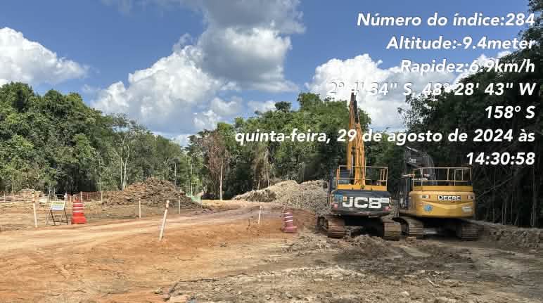 Bauarbeiten an der Bauxit-Pipeline von Hydro im Regenwald von Pará Bauplatz mit zwei Raupenbaggern im Regenwald