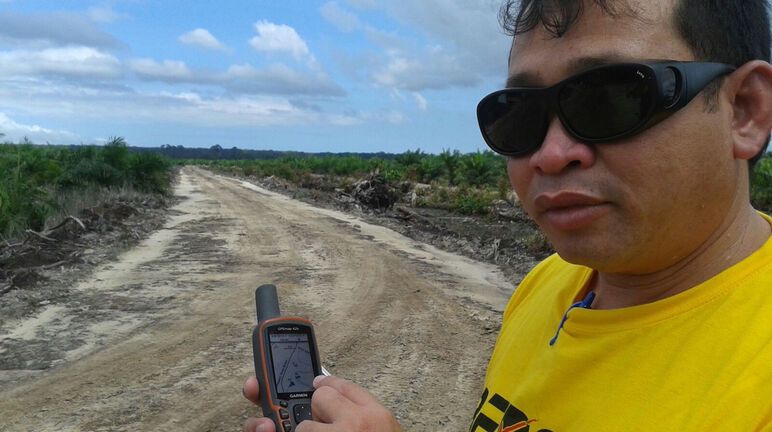 Matek Geram mit GPS-Gerät auf einer Palmöl-Plantage