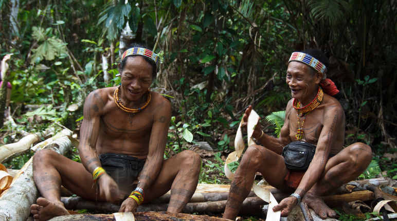Zwei Indigene Mentawaier auf der der Insel Siberut, Indonesien