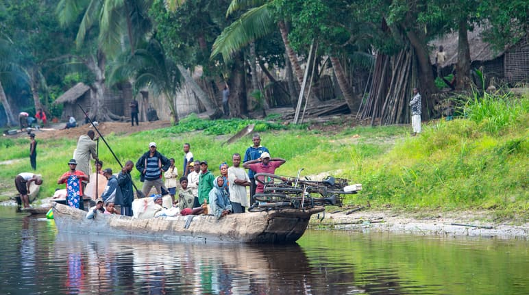 Eine voll beladene Piroge ist auf dem Kongo-Fluss unterwegs