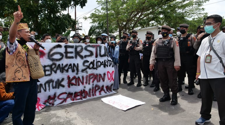 Protest der Bürger von Kinipan auf Borneo vor dem Gericht in Palangkaraya 2022