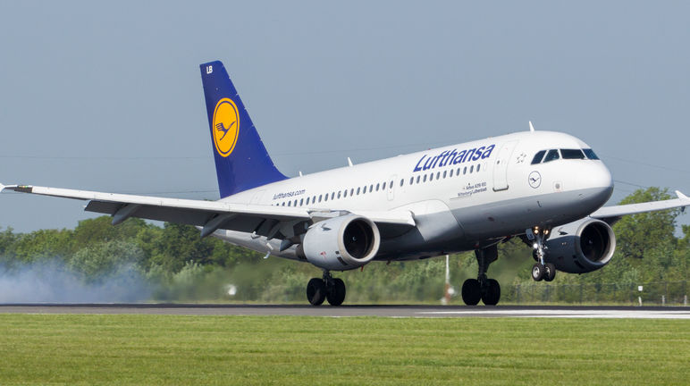 Fliegen ist nicht klimafreundlich. Daran ändert auch die Diskussion um synthetisches Kerosin nichts. Nur weniger fliegen hat direkt eine positive Wirkung auf die Umwelt Flugzeug Lufthansa