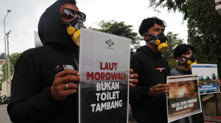 „Das Meer von Morowali ist keine Toilette für den Bergbau" Jatam Aktivisten mit Plakaten