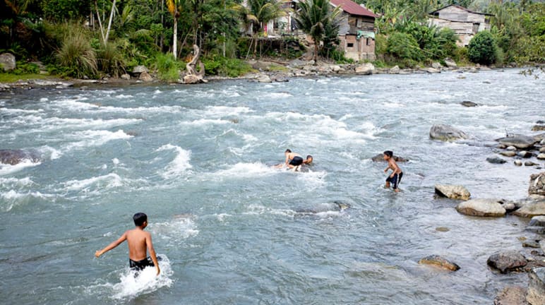 Kinder im Fluss