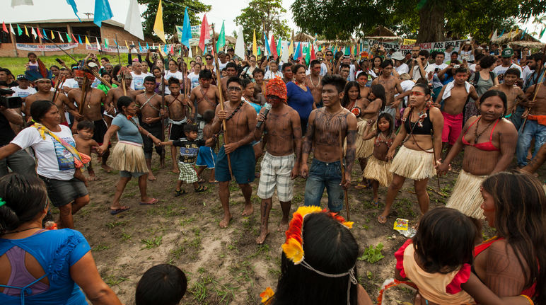 Indigene Mundurukú kämpfen gegen einen Staudamm am Tapajós