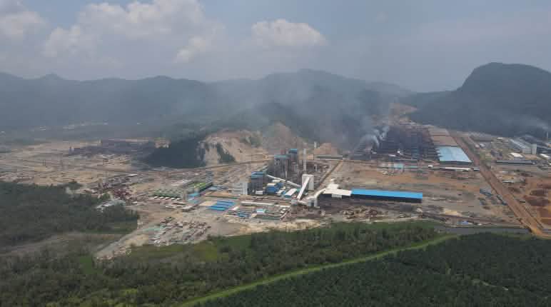 Nickelindustrie auf Sulawesi zerstört Regenwald und das Leben der Einheimischen Luftaufnahme eines qualmenden und in den Regenwald gerodeten Industriekomplexes