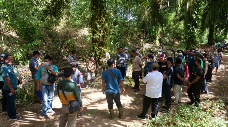 Journalisten und Einwohner von Penyang auf Borneo