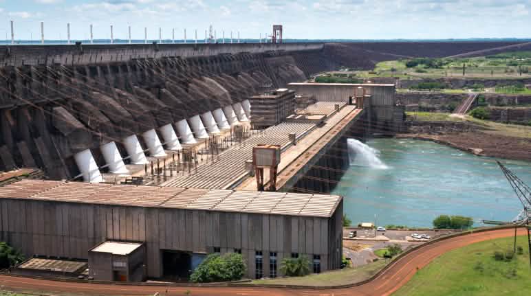 Wasserkraftwerk Itaipú im Paraná-Fluss an der Grenze von Brasilien und Paraguay Staudamm