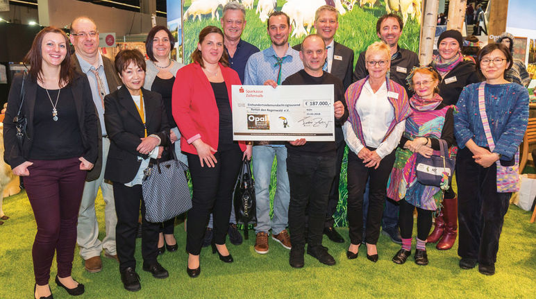 Großzügige Spender: Henrike (hinten rechts), Frederic (daneben) und Felix Zwerger (hinten Mitte, hellblaues Hemd) mit ihren Geschäftspartnern Scheckübergabe Sockenstricker