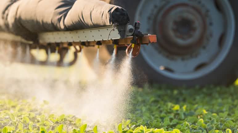 Pestizide bedrohen Mensch und Natur Traktor sprüht Pestizide