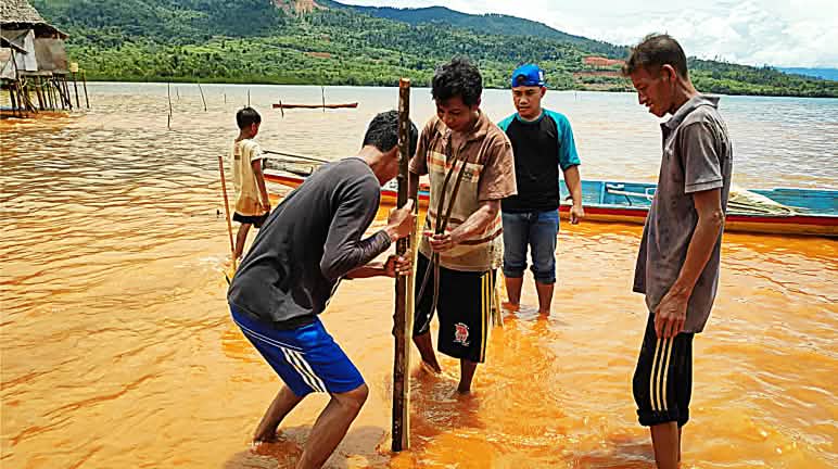 Abwässer und Abraum der Nickelindustrie verseuchen das Meer vor Sulawesi Verschmutzung des Meeres durch die Nickelschmelze