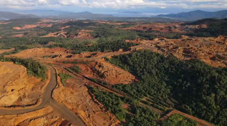 Eine Nickelmine der Firma PT Vale Indonesia Nickelmine von oben
