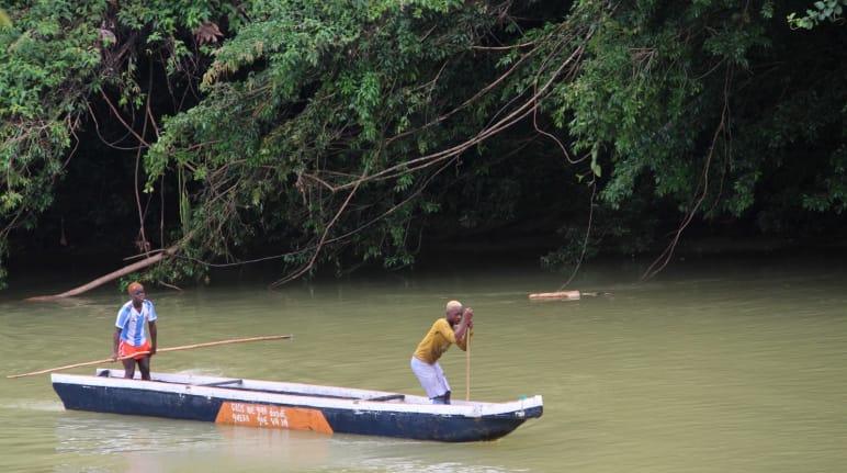 Zwei Personen beim Kanufahren auf dem Fluss