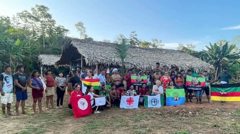 Treffen der indigenen Völker gegen C0₂-Projekte im Amazonasregenwald der Ka'apor in Brasilien Ka'apor demonstrieren vor einem Haus