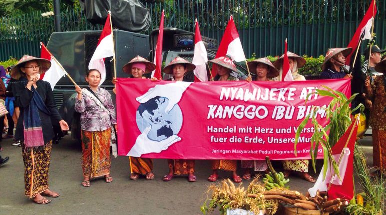 Die indigenen Samin auf Java hängen vom Kendeng-Karst ab und wollen keine Zementfabrik Demo vor der deutschen Botschaft