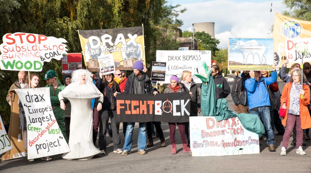 Demo vor dem Drax-Konzern in North Yorkshire gegen die Verbrennung von Holz im größten Biomassekraftwerk der Welt Demonstration gegen Biomassekraftwerk