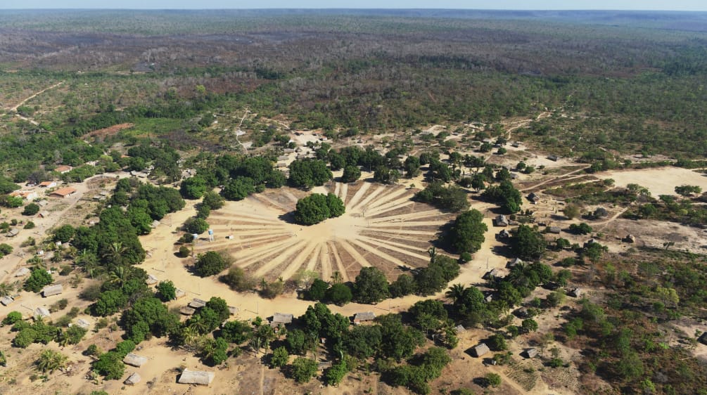 Luftaufnahme einer kreisförmigen Indigenensiedlung im Cerrado von Maranhão