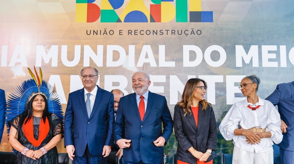 Präsident Lula da Silva zusammen mit Ministerinnen und Ministern vor einem Plakat zum Weltumwelttag
