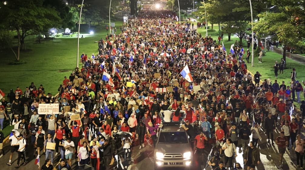 Ein Demonstrationszug mit Tausenden Menschen zieht über eine Straße in der Hauptstadt