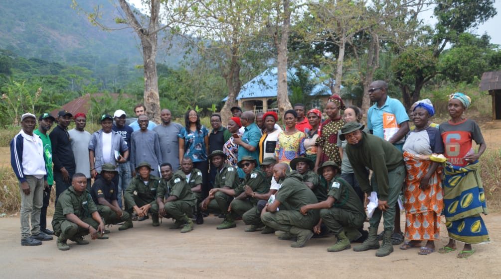 Dorfbewohner, Umweltschützer und Eco-Guards diskutieren über Gefahren des Schutzgebiets Afi Mountain Dorfbewohner, Umweltschützer und Eco-Guards diskutieren über Gefahren des Schutzgebiets Afi Mountain, Nigeria