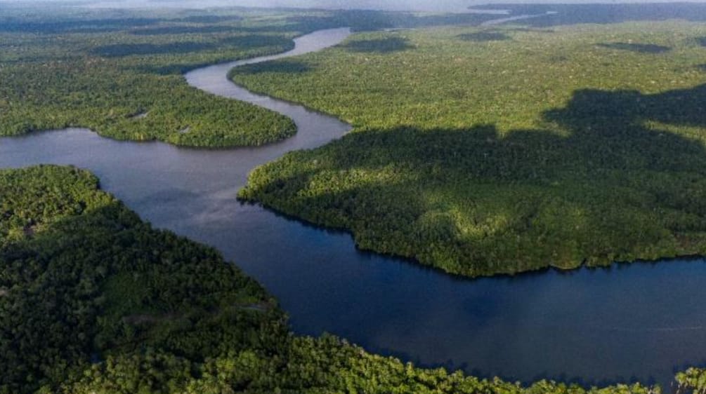 Bewaldete Inseln mit Wasser dazwischen, Indonesien