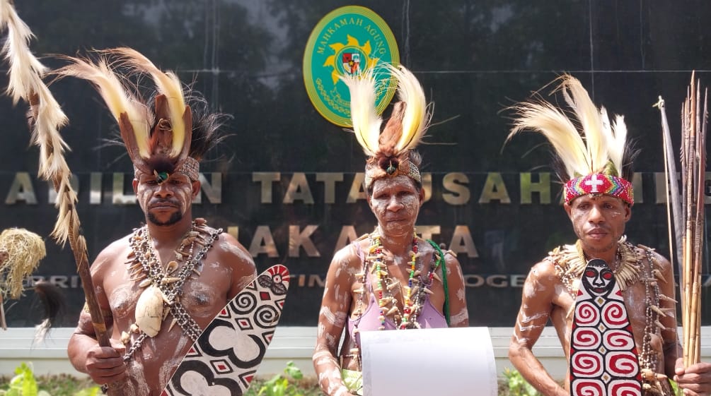 Drei Indigene in traditioneller Kleidung