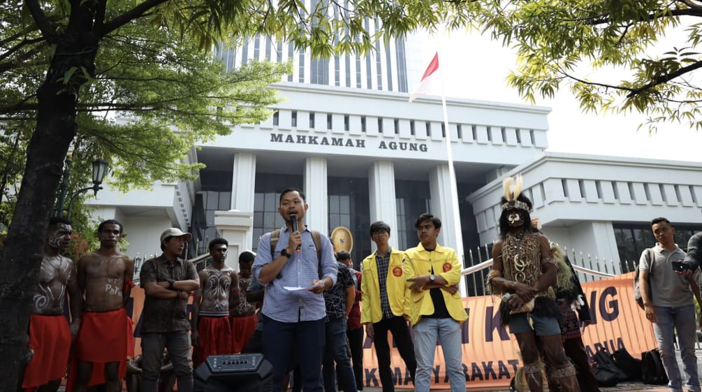 Menschen protestieren vor dem Obersten Gerichtshof, Jakarta