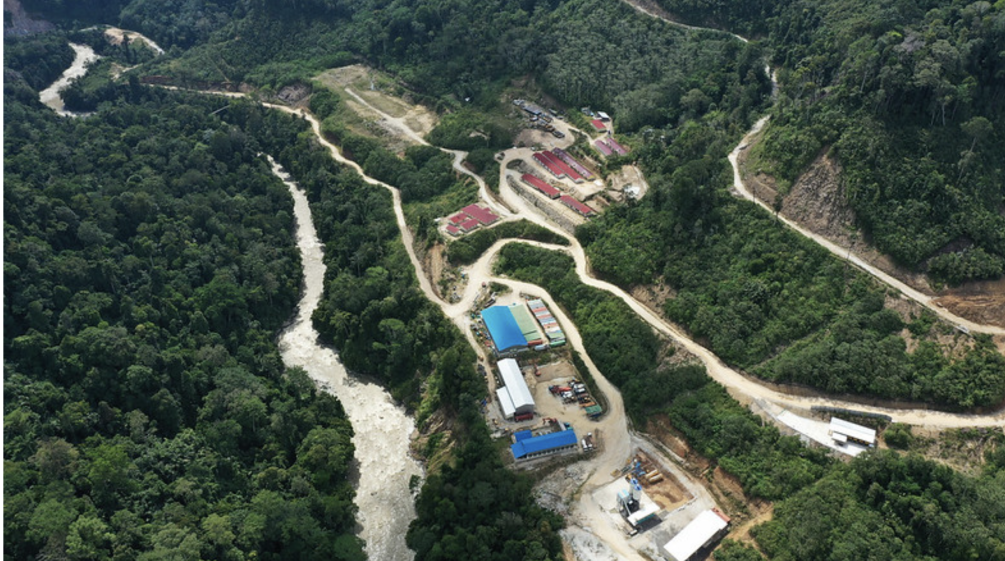 Baustelle im Wald neben Fluss