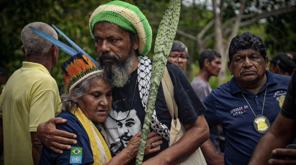 Joelson von der RdR-Partnerorganisation Teia dos Povos umarmt Maria Muniz Tupinambá, die Schwester der erschossenen indigenen Führerin Maria de Fátima Muniz Pataxó („Nega“)