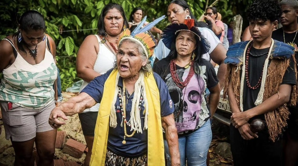 Maria Muniz Tupinambá, die Schwester der erschossenen indigenen Führerin Maria de Fátima Muniz Pataxó („Nega“) auf der Trauerfeier