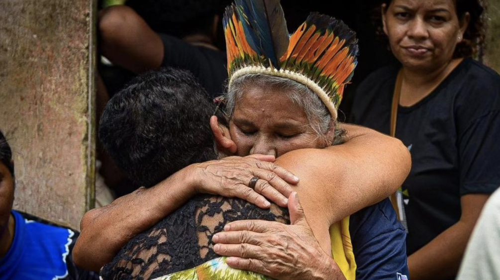 Eine Teilnehmerin der Trauerfeier umarmt Maria Muniz Tupinambá, die Schwester der erschossenen indigenen Führerin Maria de Fátima Muniz Pataxó („Nega“)